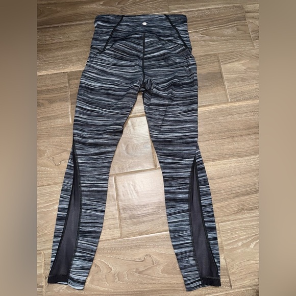 Lululemon Train Times 7/8 Pant *25"
Low Tide Alpine White Black / Black size 6 - Picture 13 of 15
